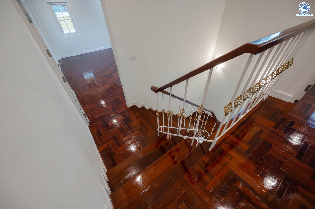 บ้านมือสองตกแต่งใหม่ โครงการ นราวดี  วงแหวน-พระราม5 เนื้อที่กว้าง 58.5 ตร.ว. พื้นที่ใช้สอย 157.3 ตร.ม. ฟังก์ชัน 4  ห้องนอน (ห้องนอนชั้นล่าง 1 ห้อง) 4 ห้องน้ำ 2 ที่จอดรถ บนทำเลติดถนนนครอินทร์ เดินทางง่าย เชื่อมต่อถนนกาญจนาภิเษก, ถนนนครอินทร์, ถนนราชพฤกษ์, ถนนพระราม5 ใกล้จุดขึ้นทางด่วน "ศรีรัช"